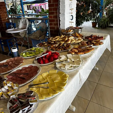 Family Teos 2* كيتن