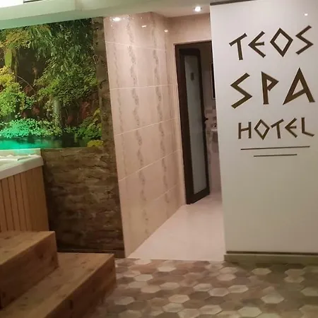 Family Teos فندق 2*