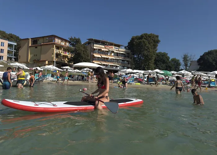 Ξενοδοχείο Family Teos